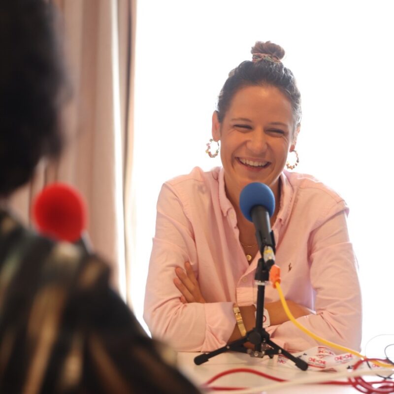 « C’est en travaillant des marronniers de niche que l’on peut surprendre, créer de l’engagement aujourd’hui » – Alixe Henon, Responsable Digitale chez HELPAC Saint-Hilaire, est notre invitée du mois.