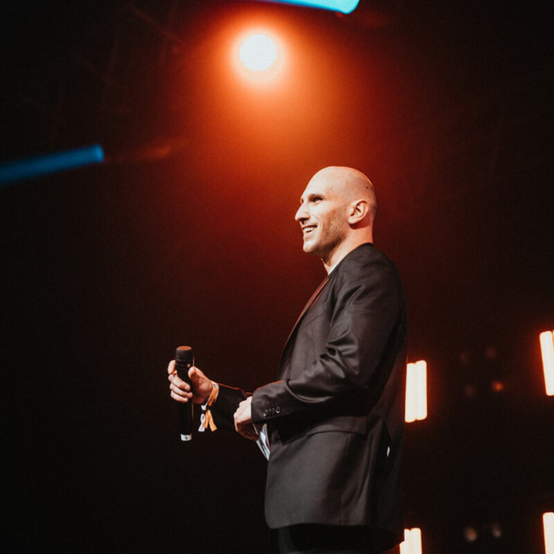 « La communication événementielle est un formidable terrain de jeu : elle offre des possibilités de création de contenu différentes, on peut se permettre de sortir des codes habituels » – Lucas Kasprzak, Directeur Communication du DELTA Festival, est notre invité du mois.